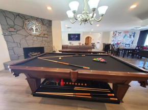 Large Estate 2 miles to strip with Pool